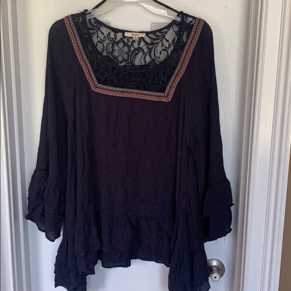 Easel Medium Navy Top Like New